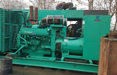 安居发电机组如何判断水冷式机油散热器内部是否需要清洗？